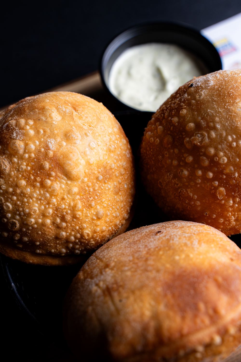 Empanadas fritas con salsa verde