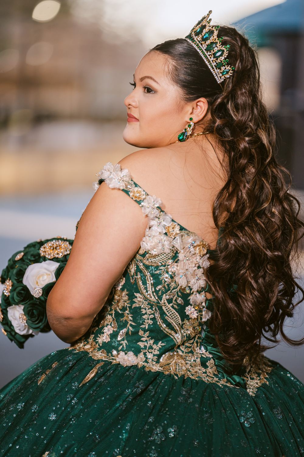 Detalle del corpiño, corona y cabello de una quinceañera